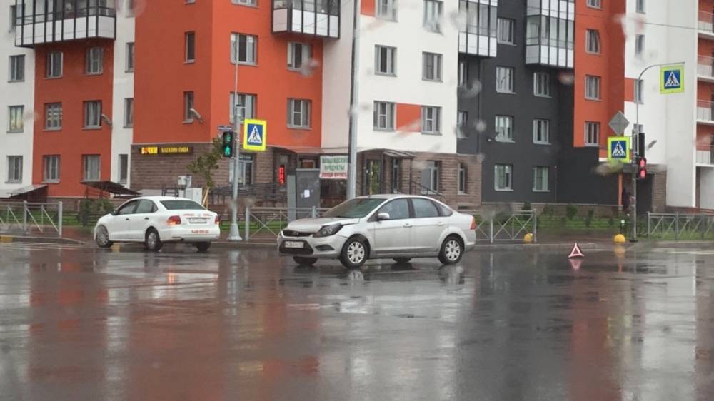 В Красносельском районе невнимательный таксист спровоцировал аварию