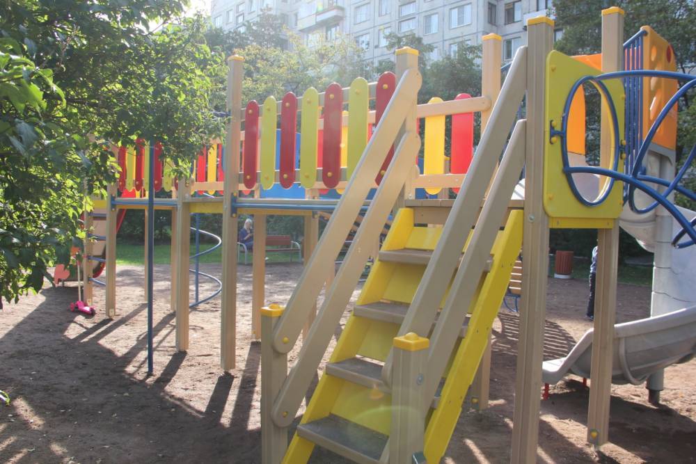 На улице Замшина обновили детскую площадку