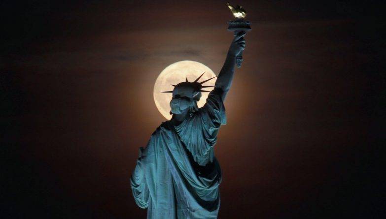 Потрясающие фотографии запечатлели «микро-луну» над статуей Свободы в пятницу 13-го. В следующий раз такое будет в 2049-м