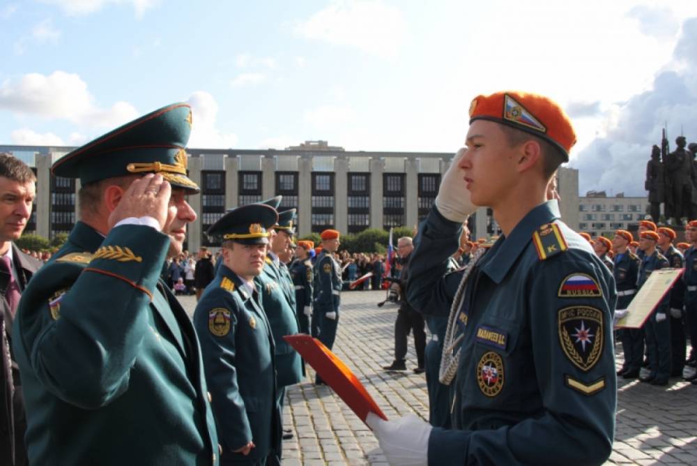 На Площади Победы прошла присяга курсантов и клятва кадет ГПС МЧС России