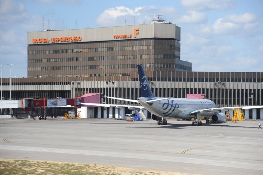 Пассажирок авиарейса из Симферополя задержали в Москве