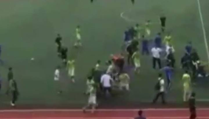 Две футбольные команды сошлись в рукопашной на стадионе в Махачкале