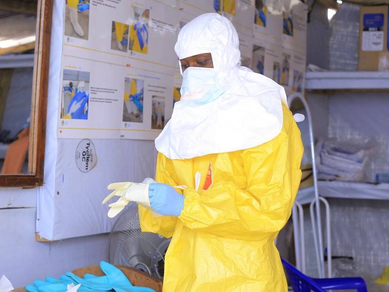 Экс-главу Минздрава Конго подозревают в присвоении денег на борьбу с Эболой
