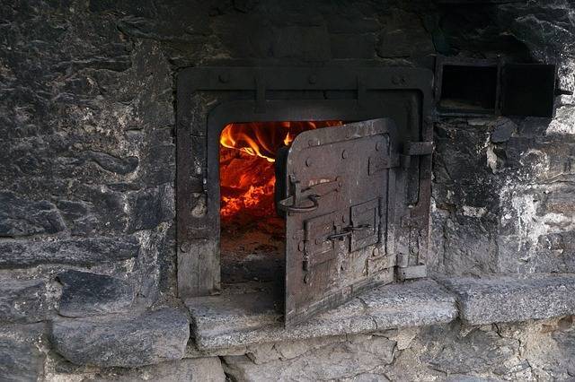 Украинский эксперт рассказал о переходе населения на дровяное отопление