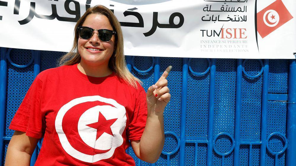 Тунис: во второй тур выборов вышли юрист и медиамагнат
