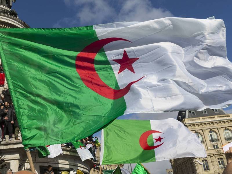 Власти Алжира определились с датой выборов президента
