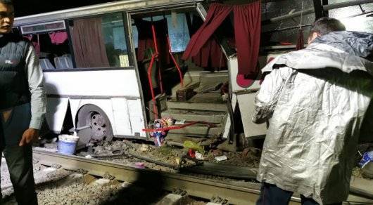 В Казахстане поезд врезался в автобус: один человек погиб, пострадали дети