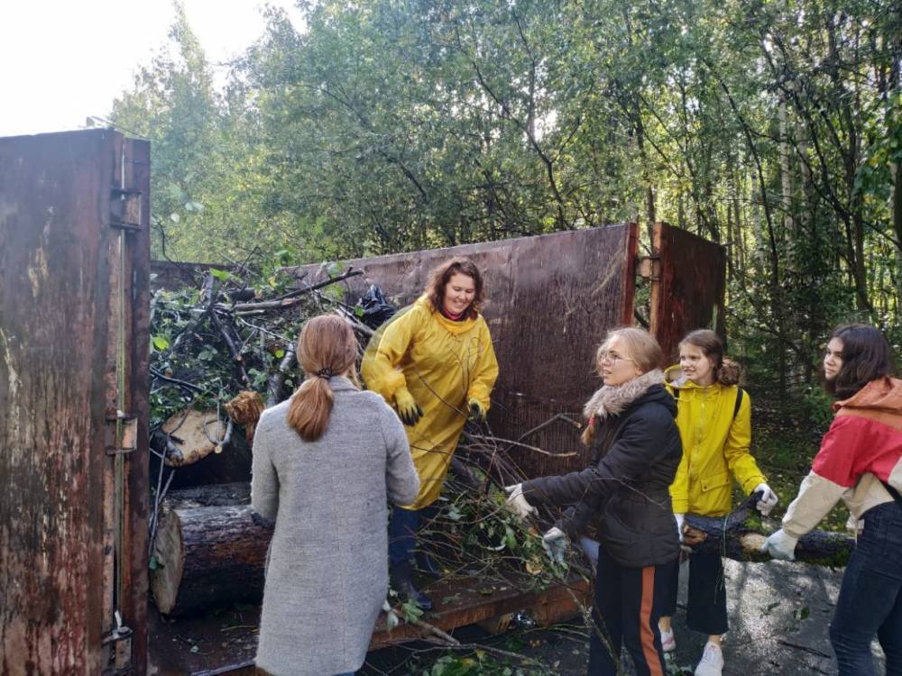 Лицеисты и сотрудники мэрии Петрозаводска очистили сквер на Древлянке