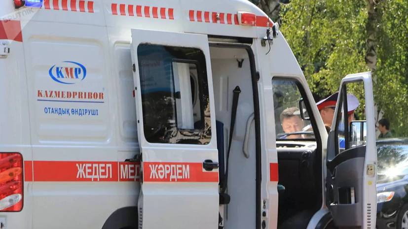 В МВД Казахстана рассказали о жертве столкновения поезда и автобуса