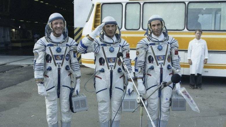 "Роскосмос" не исключает возвращения огнестрельного оружия в экипировку космонавтов