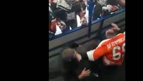 В Новосибирске болельщики избили хоккеиста во время матча