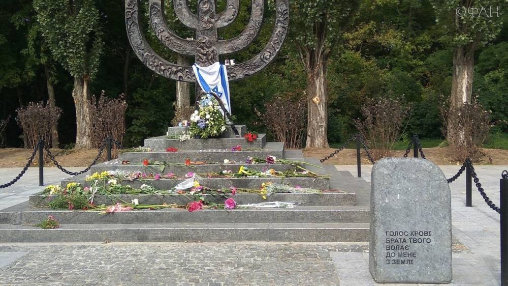Вандалы на Украине осквернили памятник евреям и оставили записку с угрозой Зеленскому