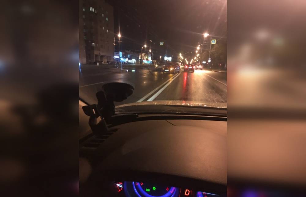 Двое автомобилистов нежно притерлись на перекрестке проспекта Ветеранов