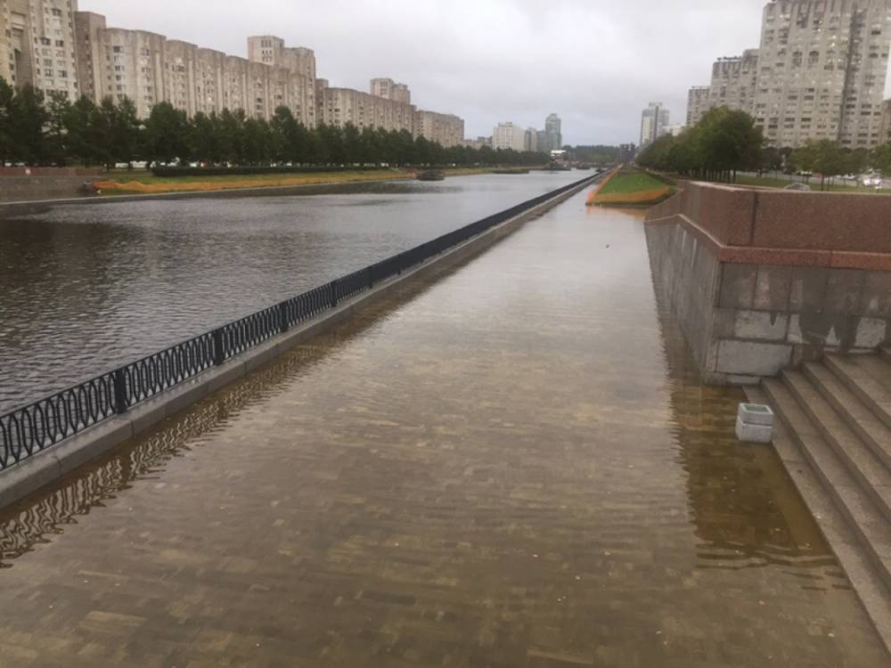 Василеостровцы сфотографировали потоп на Новосмоленской набережной