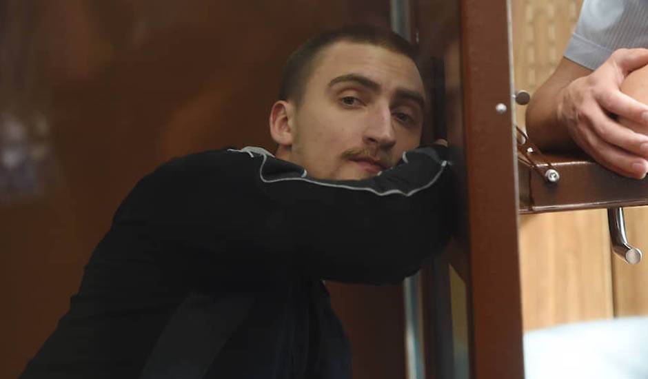 Московский суд приговорил к 3,5 годам актера Павла Устинова за «вывих плеча росгвардейца»