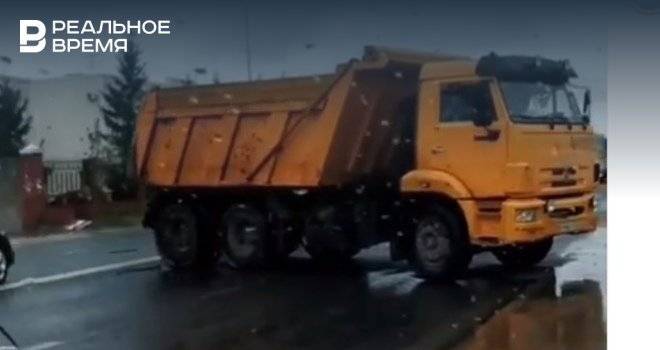 Соцсети: в Казани на Магистральной КАМАЗ перегородил дорогу после ДТП