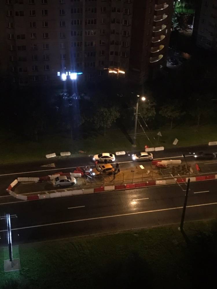 На Ленинском проспекте иномарка снесла ремонтные ограждения