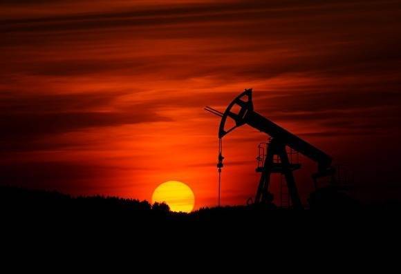 Цены на нефть подскочили после атаки дронов на НПЗ в Саудовской Аравии