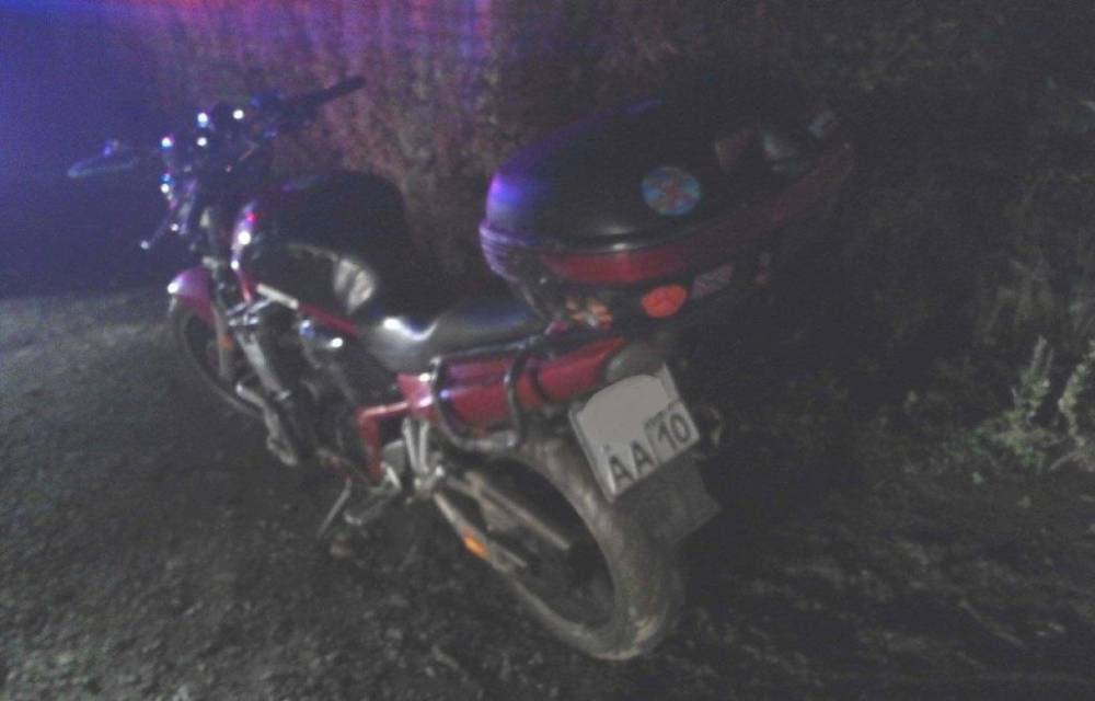 В Петрозаводске пассажирка мотоцикла без шлема пострадала при падении