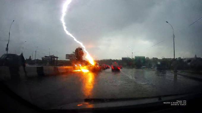 Видео: молния ударила в движущийся автомобиль в Новосибирске