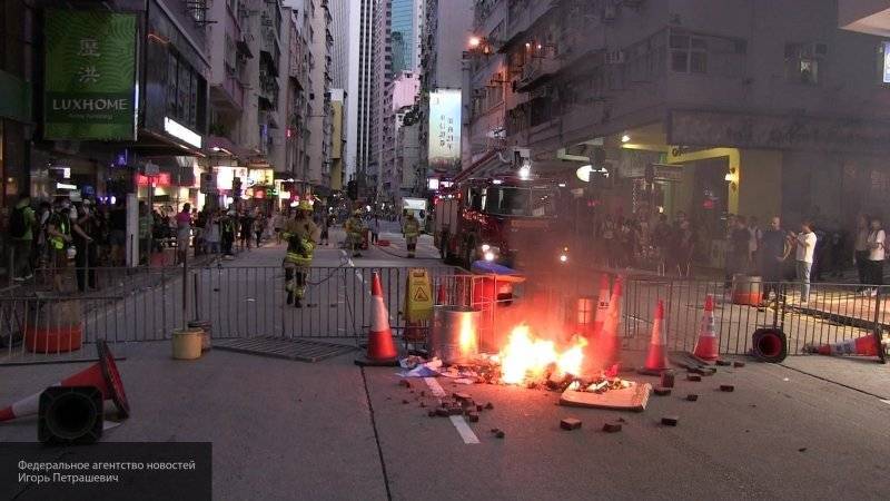 Демонстранты в Гонконге громили улицы и избивали людей, передает ФАН