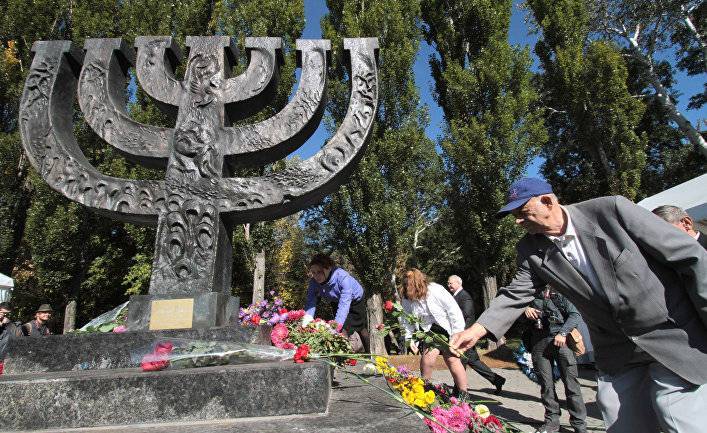 Телеканал 112: на Украине осквернили памятник жертвам Холокоста