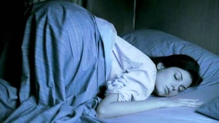 Специалисты определили наиболее вредные позы для сна