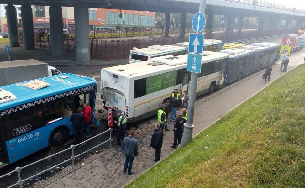 Шесть человек пострадали при столкновении автобусов в Москве