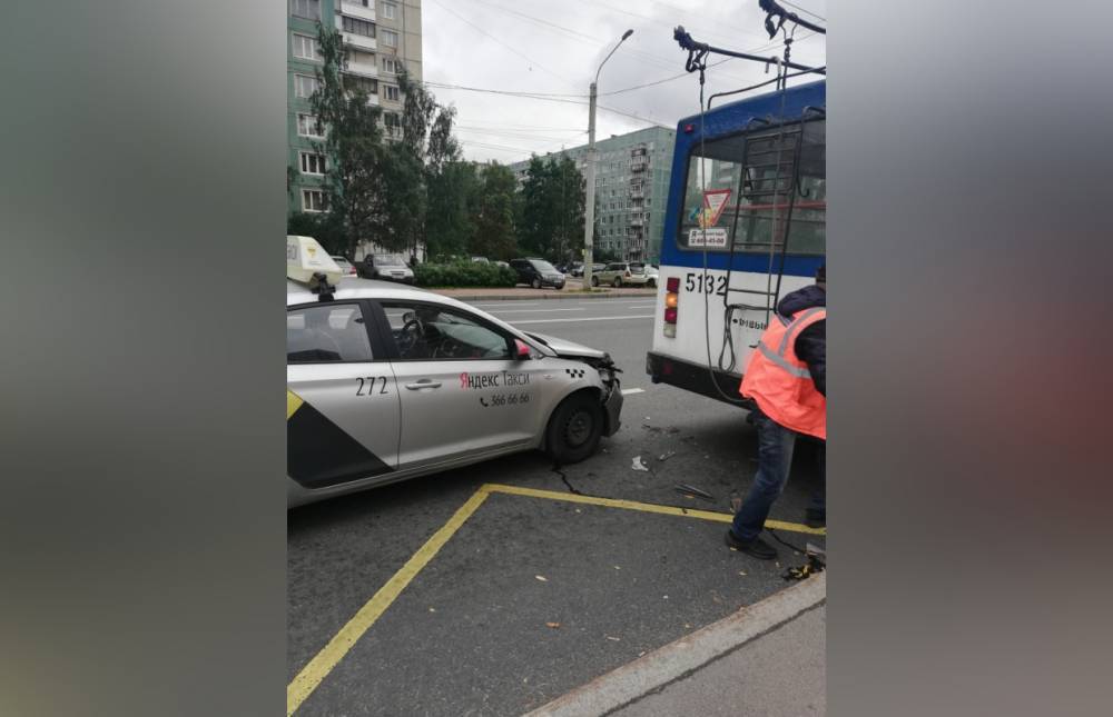 На Светлановском проспекте Петербурга машина «Яндекс.Такси» врезалась в троллейбус