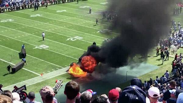 В США во время футбольного матча вспыхнул пожар на поле