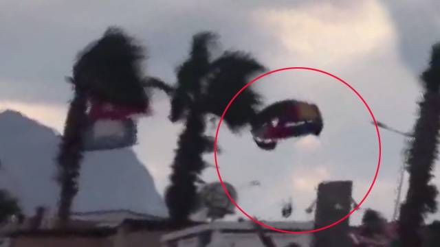 Видео момента падения парашюта с туристами из РФ в Турции
