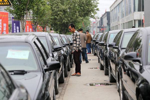 Китай разрешит регистрировать машины в автосалонах