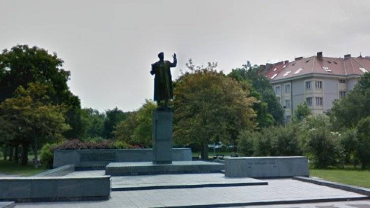 Мужчина в Праге цепью приковал себя к памятнику маршалу Коневу