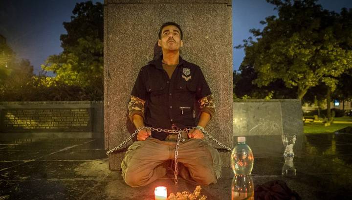 В Праге активист приковал себя цепью к пьедесталу памятника Коневу