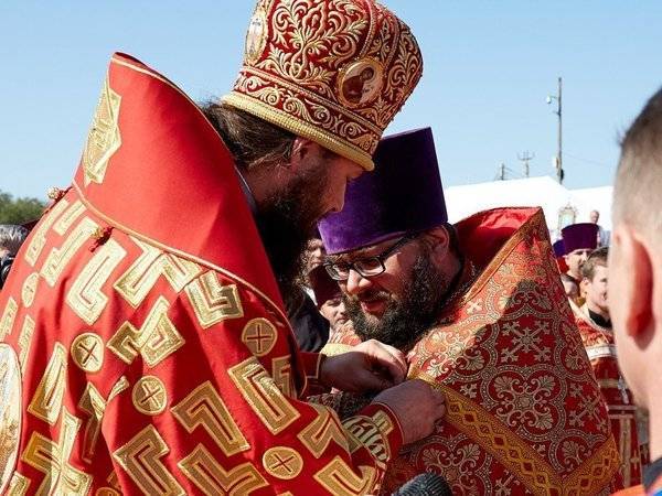 В Волгоградской области наградили священника, который спас инвалида из огня