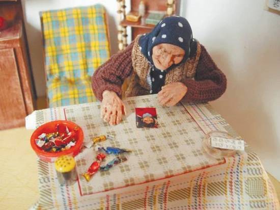 Новосибирская пенсионерка прославилась крошечными фигурками из подручных материалов
