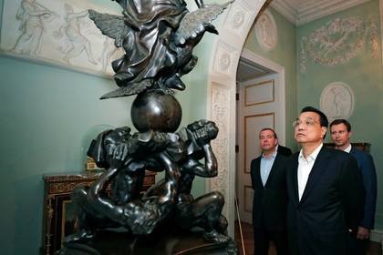 Медведев и Ли Кэцян посетили музей-заповедник Павловск