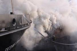 В Салехарде пять часов тушили пожар на речном судне