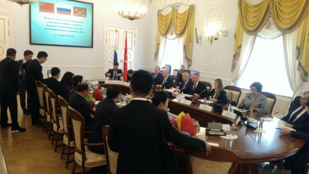 Беглов обсудил деловое сотрудничество с китайской делегацией в Смольном