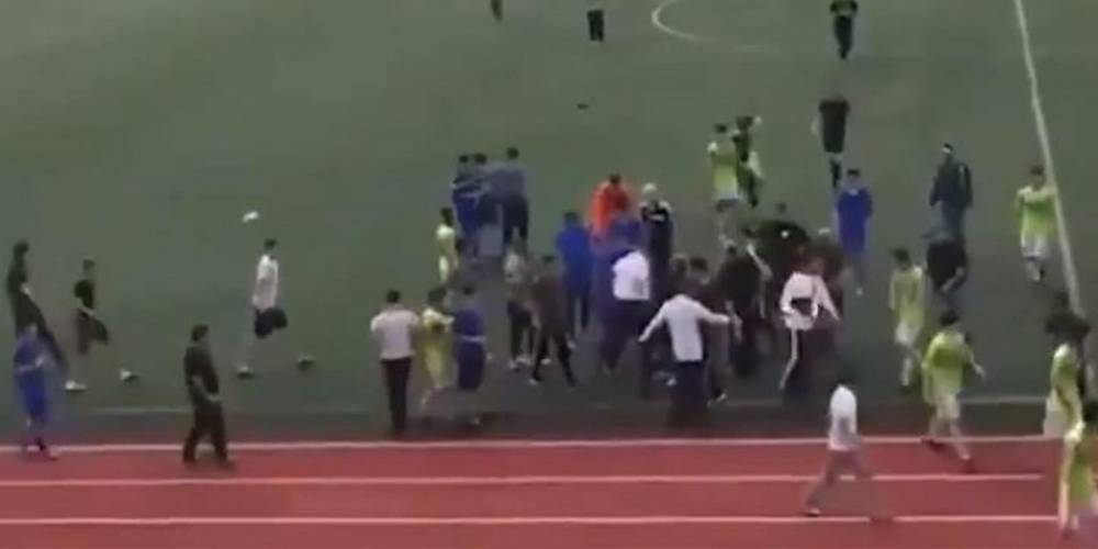 Массовая драка футболистов после матча в Махачкале попала на видео