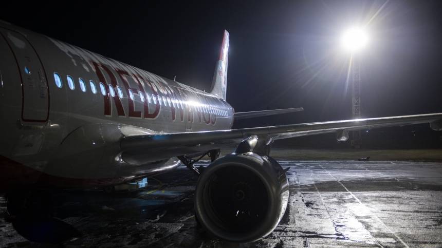 «Сильный дым»: пассажир самолета Airbus A321 рассказал о загоревшемся шасси в Черногории