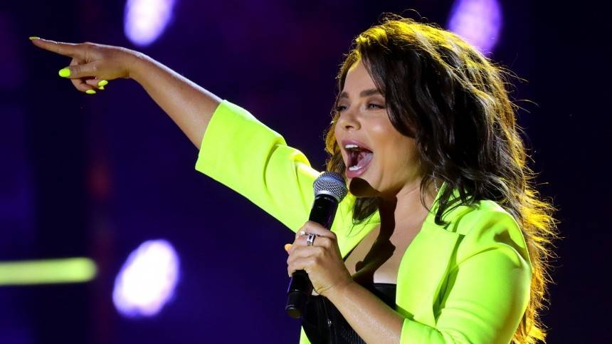 Видео: Королева порадовала фанатов репетицией в латиноамериканских ритмах