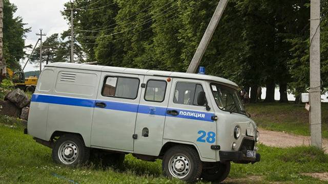 Автомат Калашникова и гранаты обнаружили на кладбище под Ростовом
