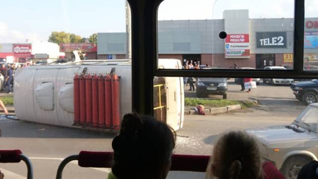Автобус врезался в столб в Томске, есть пострадавшие