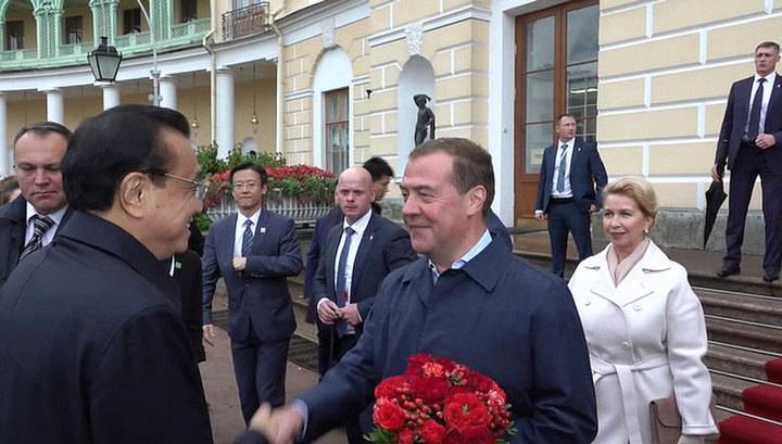 Дмитрий Медведев проведет переговоры со своим китайским коллегой Ли Кэцяном