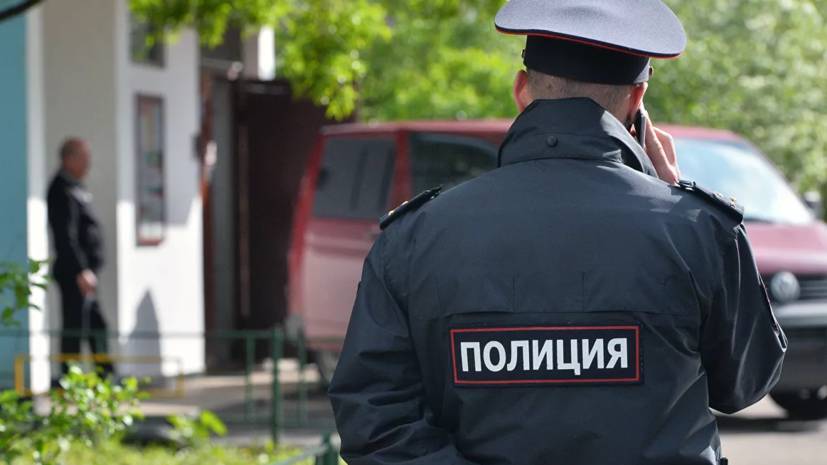 При хлопке в доме в Красноярске пять машин получили повреждения