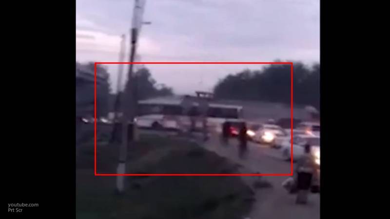 Опубликовано видео момента столкновения поезда с пассажирским автобусом под Алма-Атой