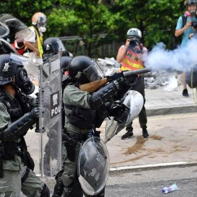 В Гонконге полиция применила слезоточивый газ и водяные пушки против протестующих