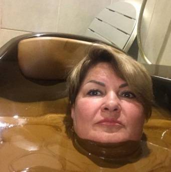 Ульяновскую чиновницу намерены уволить за селфи из "шоколадной ванной"