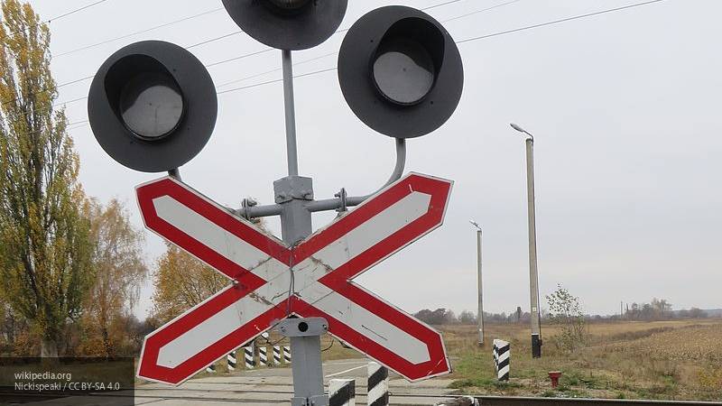 Один человек погиб при столкновении поезда с автобусом в Казахстане